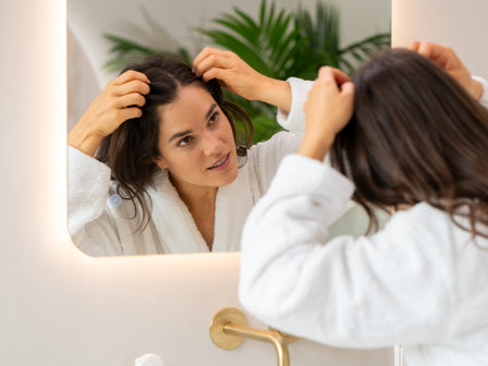 Geheimratsecken bei Frauen: Ursachen und Behandlungsmöglichkeiten